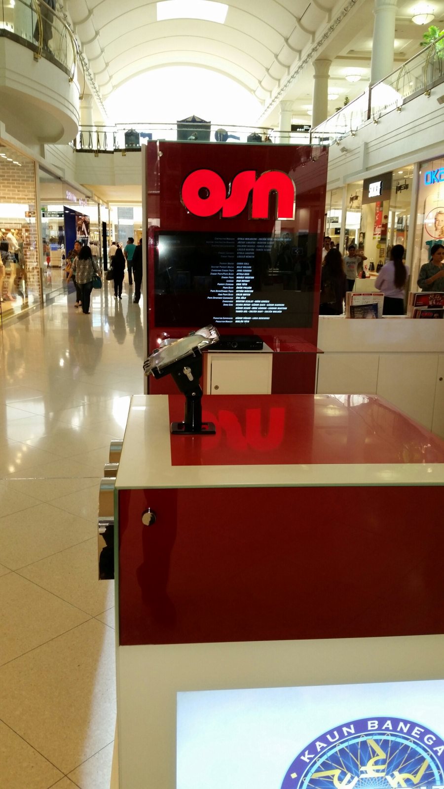 gripzo-shopping-mall-desk-mount-tablet-grip.jpg